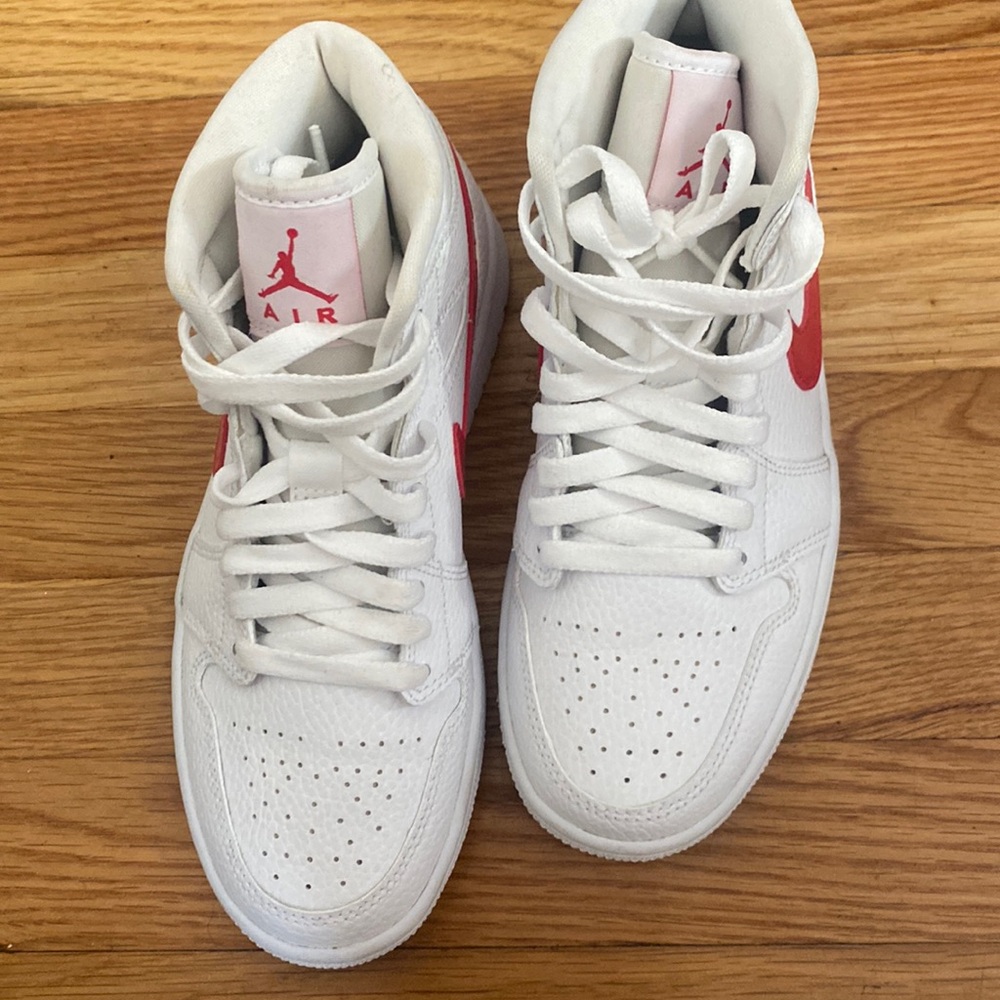 Women’s size 6 Nike Jordan sneakers